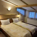 Four Seasons Hotel 2*