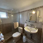 Four Seasons Hotel 2*