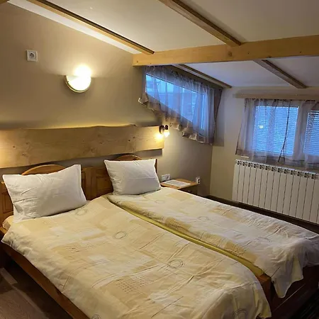 Four Seasons Szálloda 2*