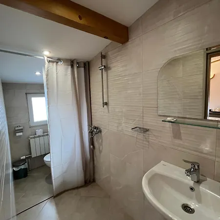 Four Seasons Hotel 2*